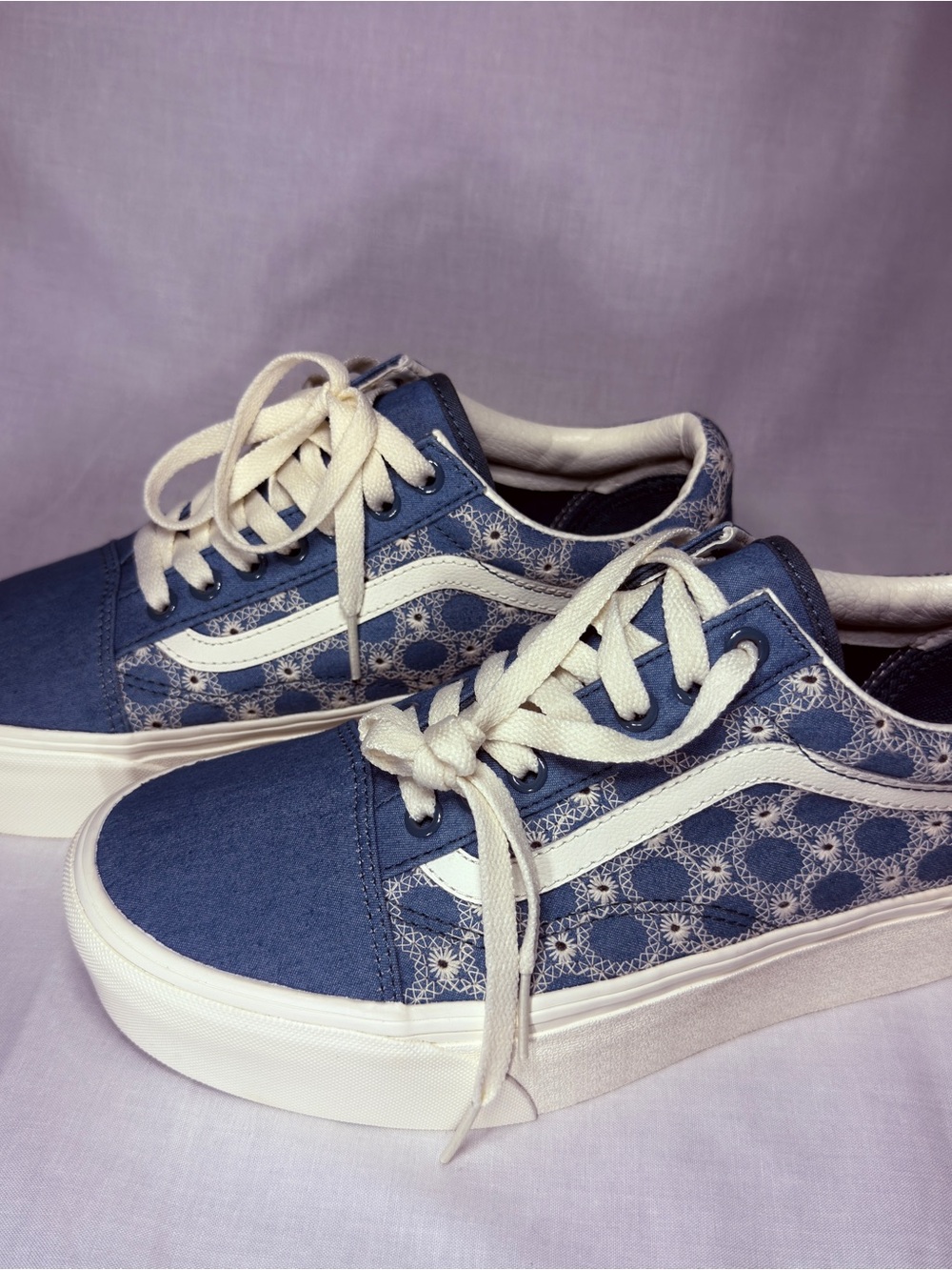 Vans 721356 Blue Floral Embroidered Canvas Sneakers Men’s 8 Women’s 9.5